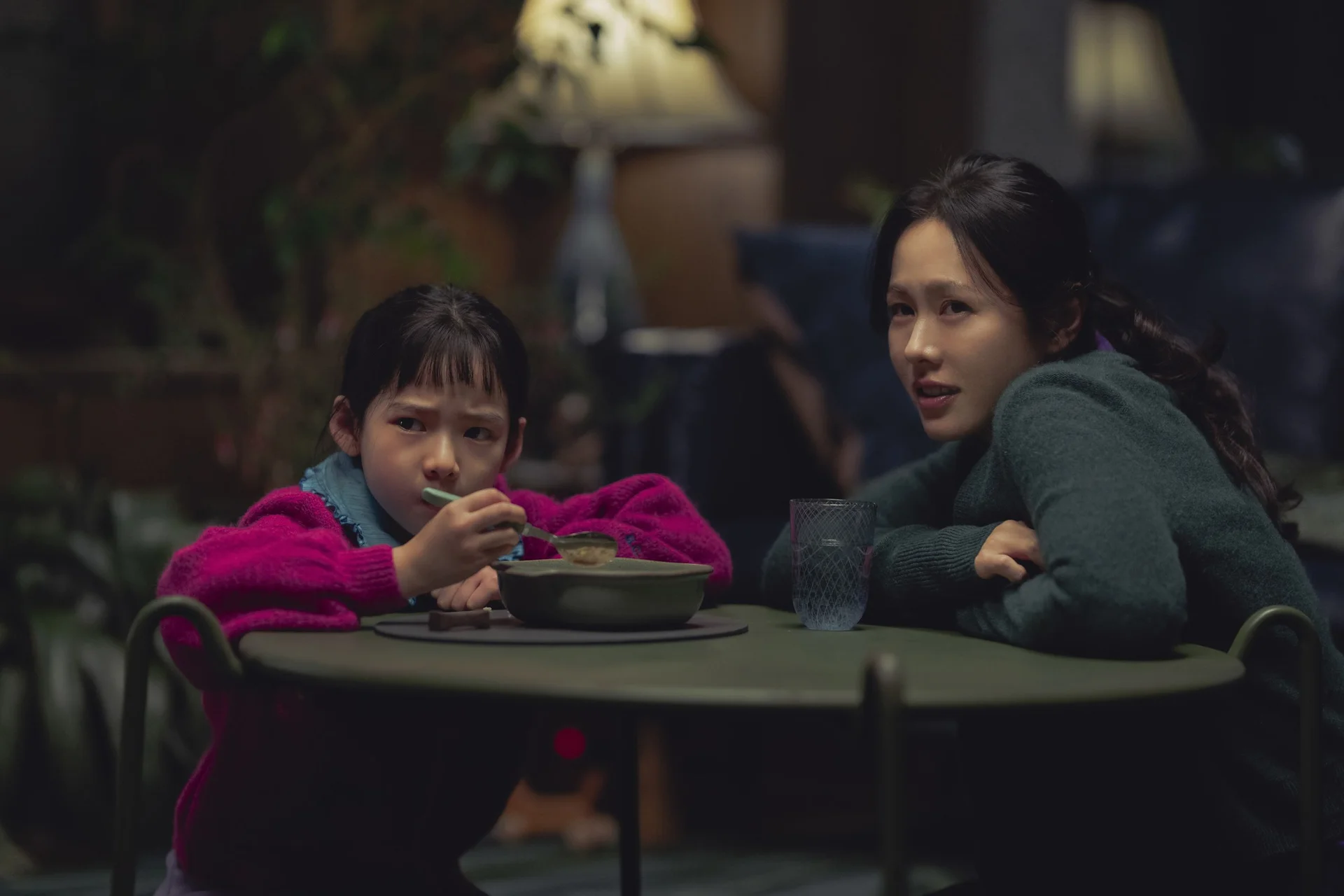 Lee Byung-hun et Son Ye-jin dans une scène familiale de Aucun autre choix