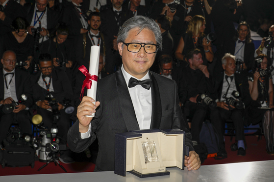 Park Chan-Wook recevant le prix de la mise en scène à Cannes pour Decision to Leave